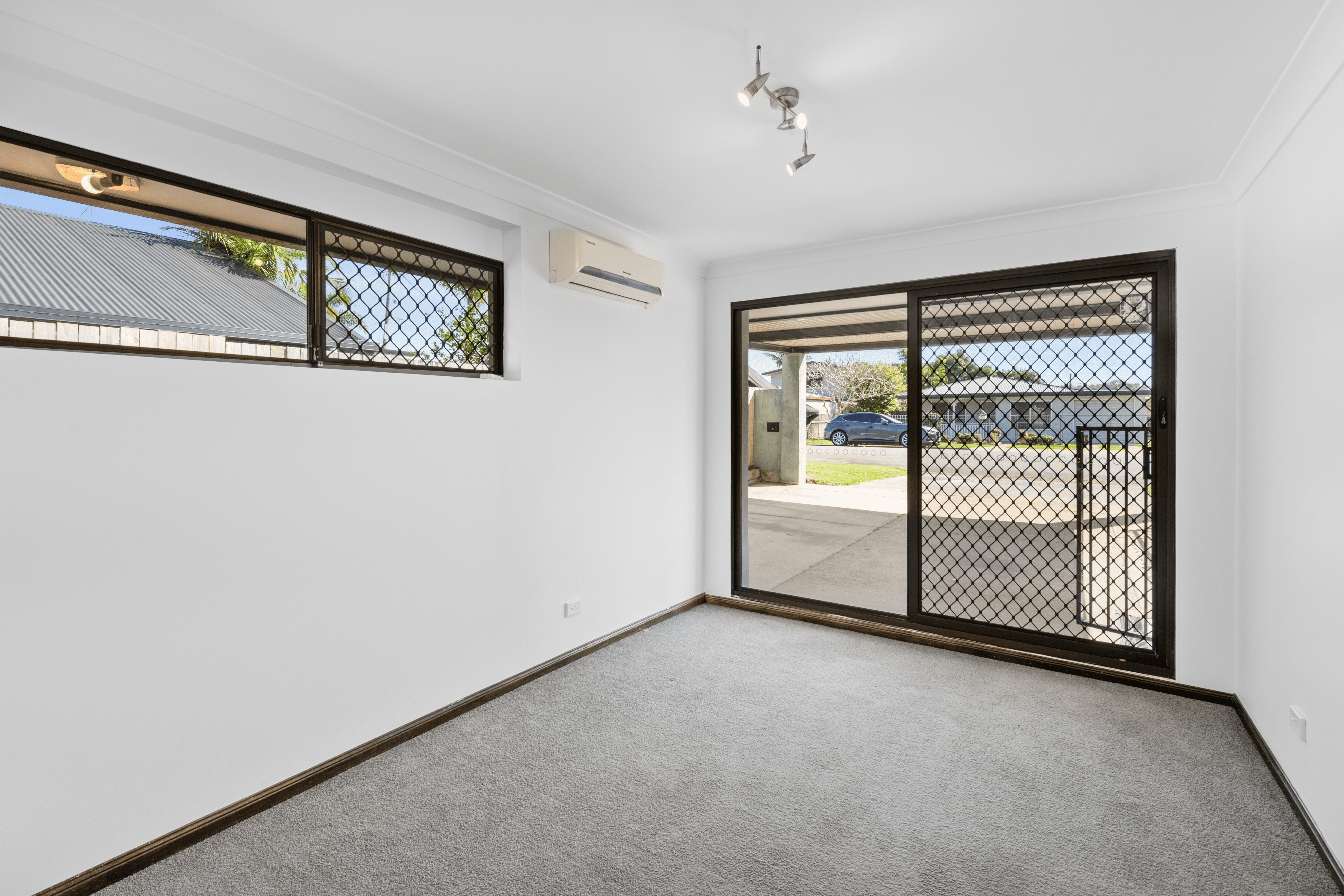 4 Koonwarra Street, LABRADOR, QLD 4215