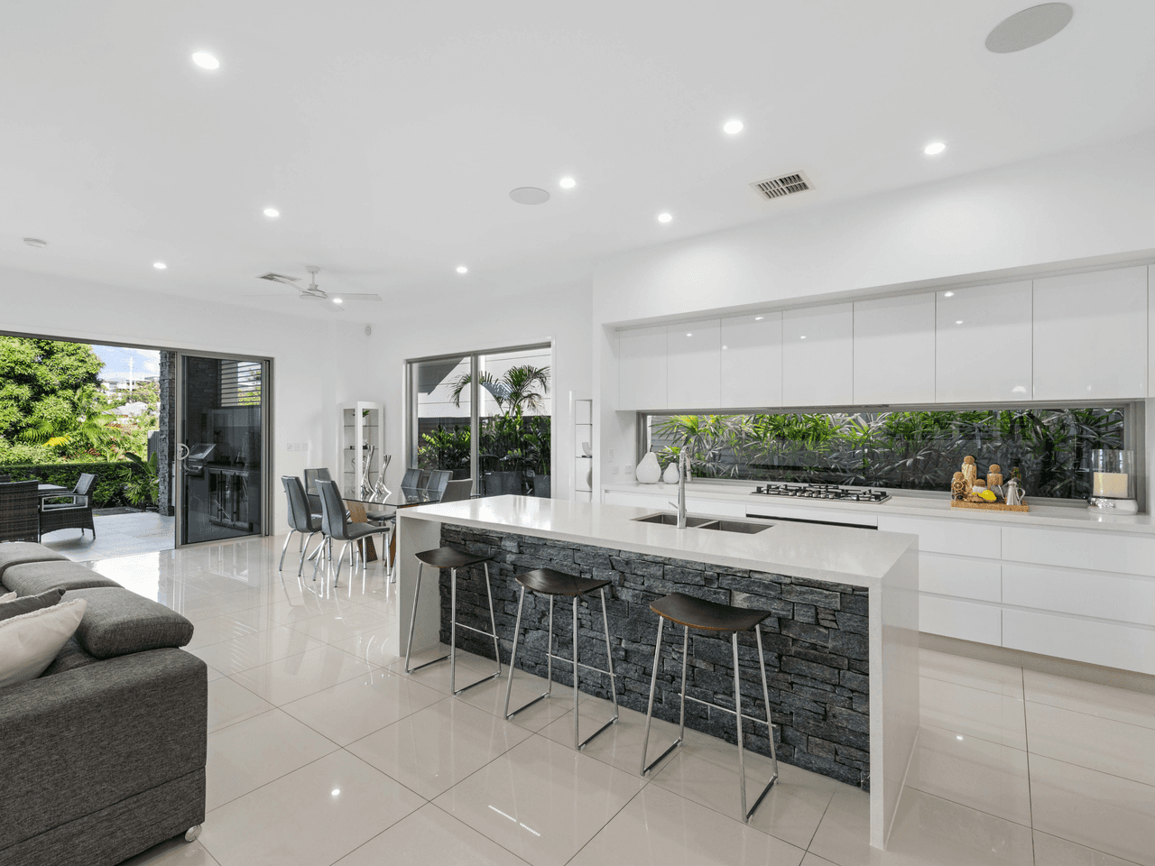 84 Raven Street, Camp Hill, QLD 4152