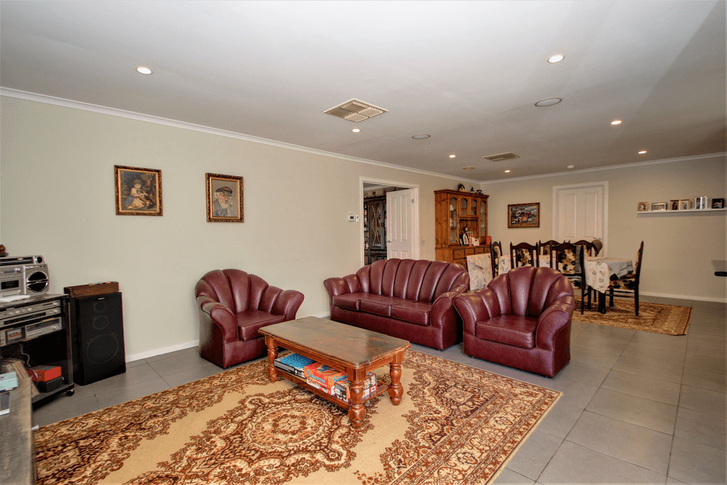 17 Punt Road, COBRAM, VIC 3644