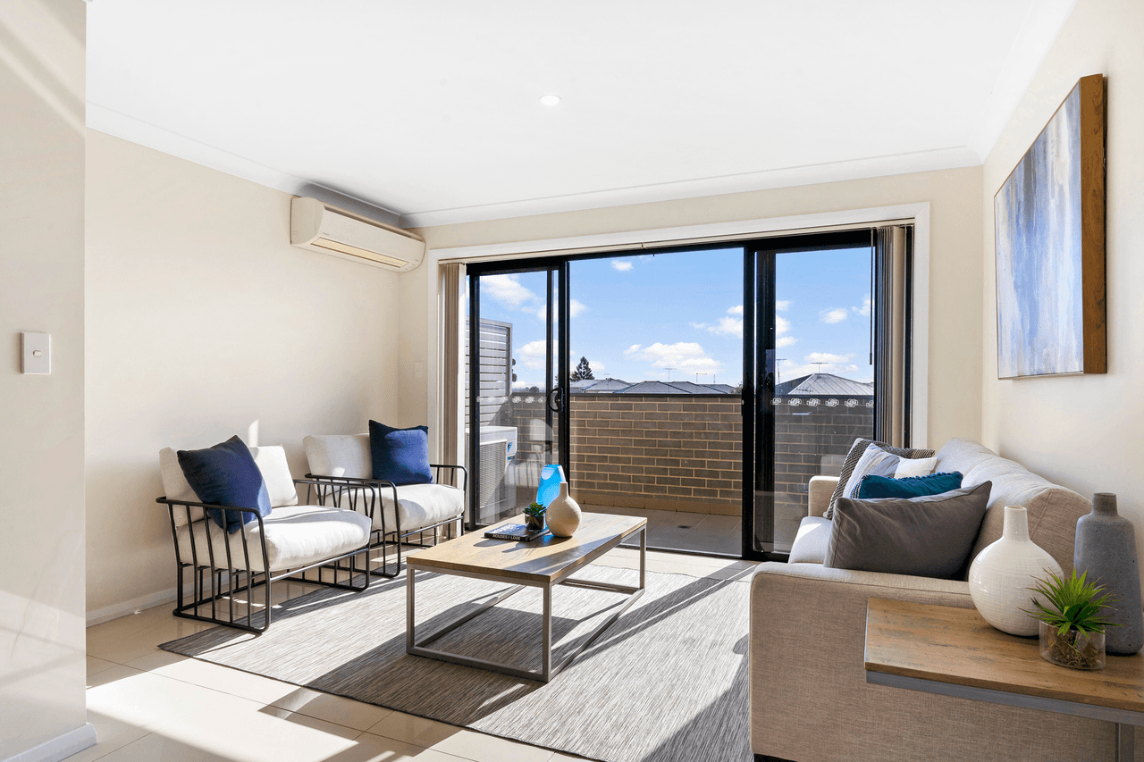 20/1 Glenmore Ridge Drive, Glenmore Park, NSW 2745