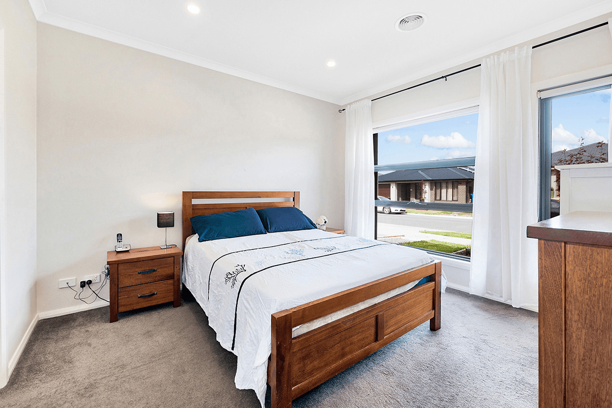 11 Carisbrooke Way, CLYDE NORTH, VIC 3978