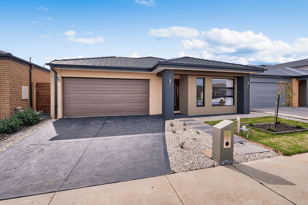 11 Carisbrooke Way, CLYDE NORTH, VIC 3978