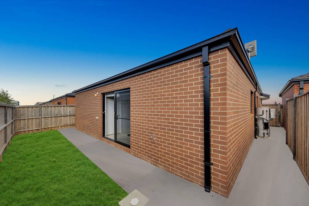 37 Lynwood Drive, THORNHILL PARK, VIC 3335