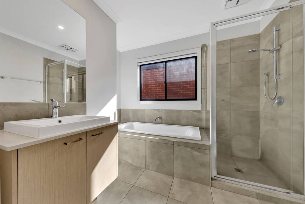 37 Lynwood Drive, THORNHILL PARK, VIC 3335