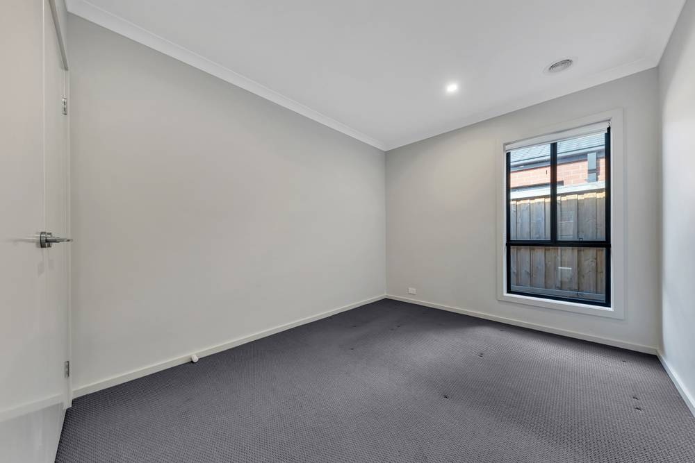 37 Lynwood Drive, THORNHILL PARK, VIC 3335