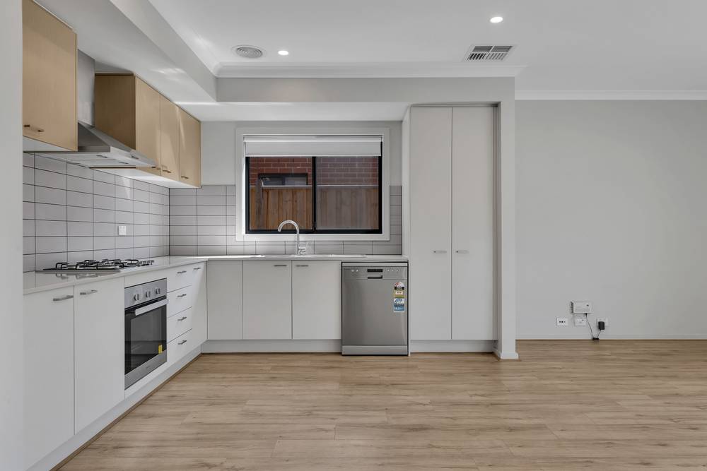 37 Lynwood Drive, THORNHILL PARK, VIC 3335