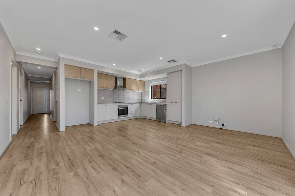 37 Lynwood Drive, THORNHILL PARK, VIC 3335