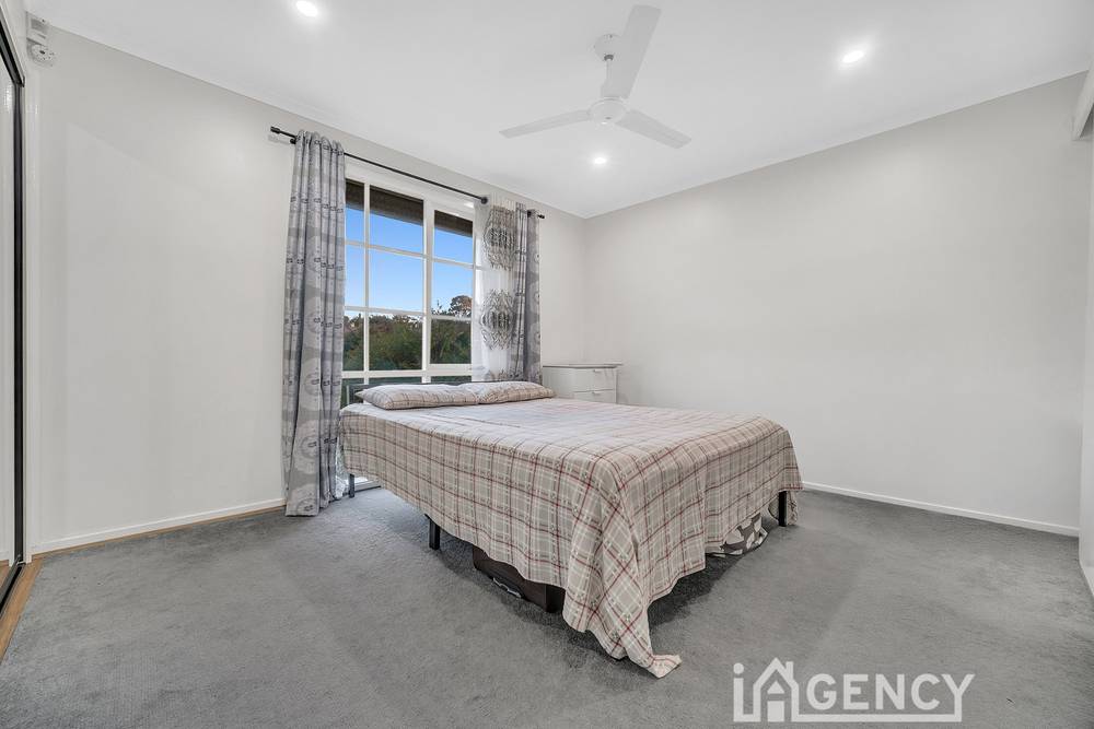 24 Lawson way, ENDEAVOUR HILLS, VIC 3802