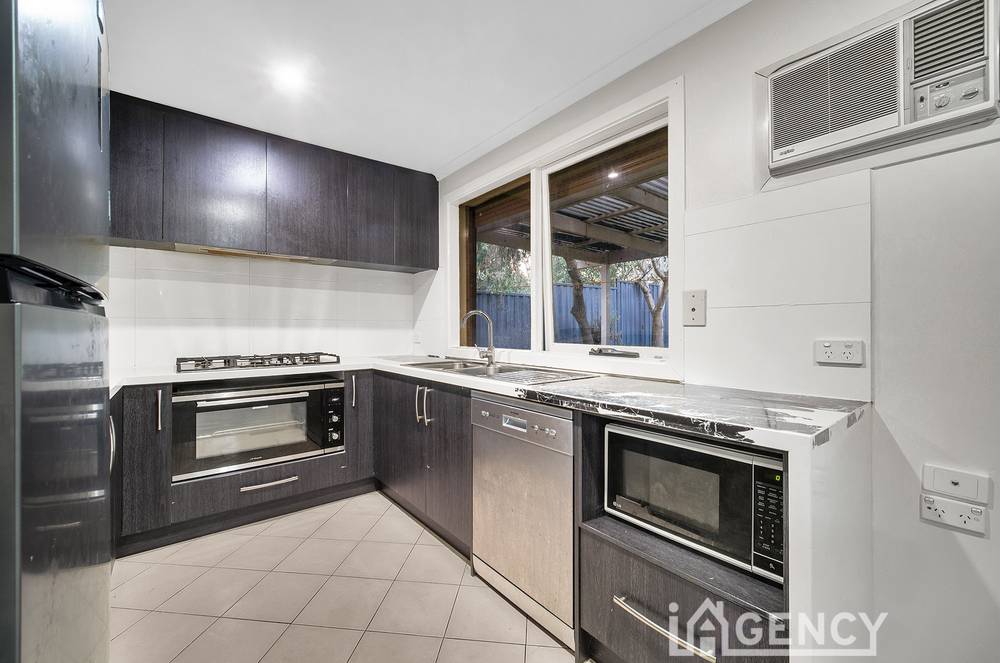 24 Lawson way, ENDEAVOUR HILLS, VIC 3802