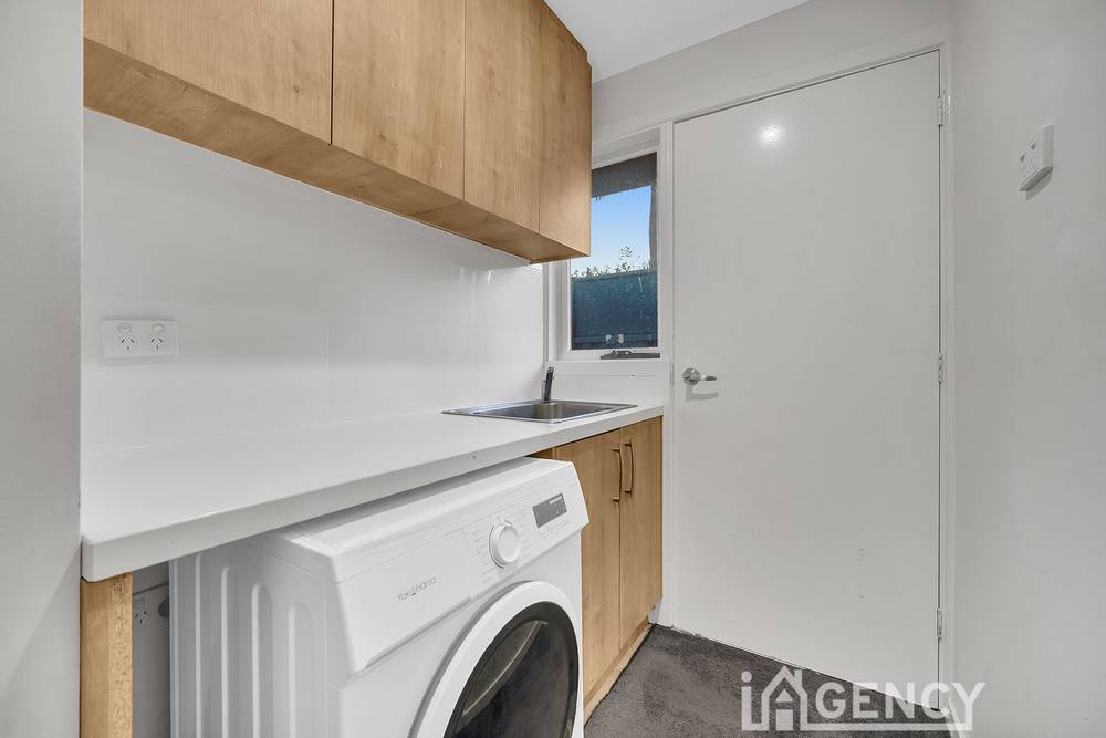 24 Lawson way, ENDEAVOUR HILLS, VIC 3802