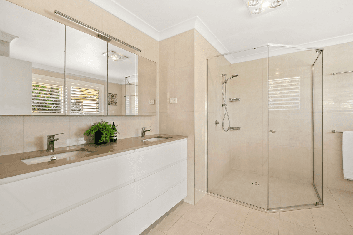 209 Mount Ommaney Drive, Mount Ommaney, QLD 4074