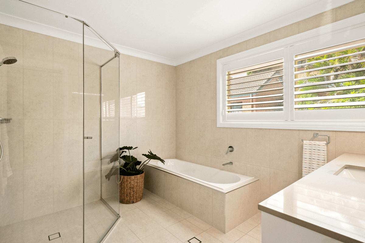 209 Mount Ommaney Drive, Mount Ommaney, QLD 4074
