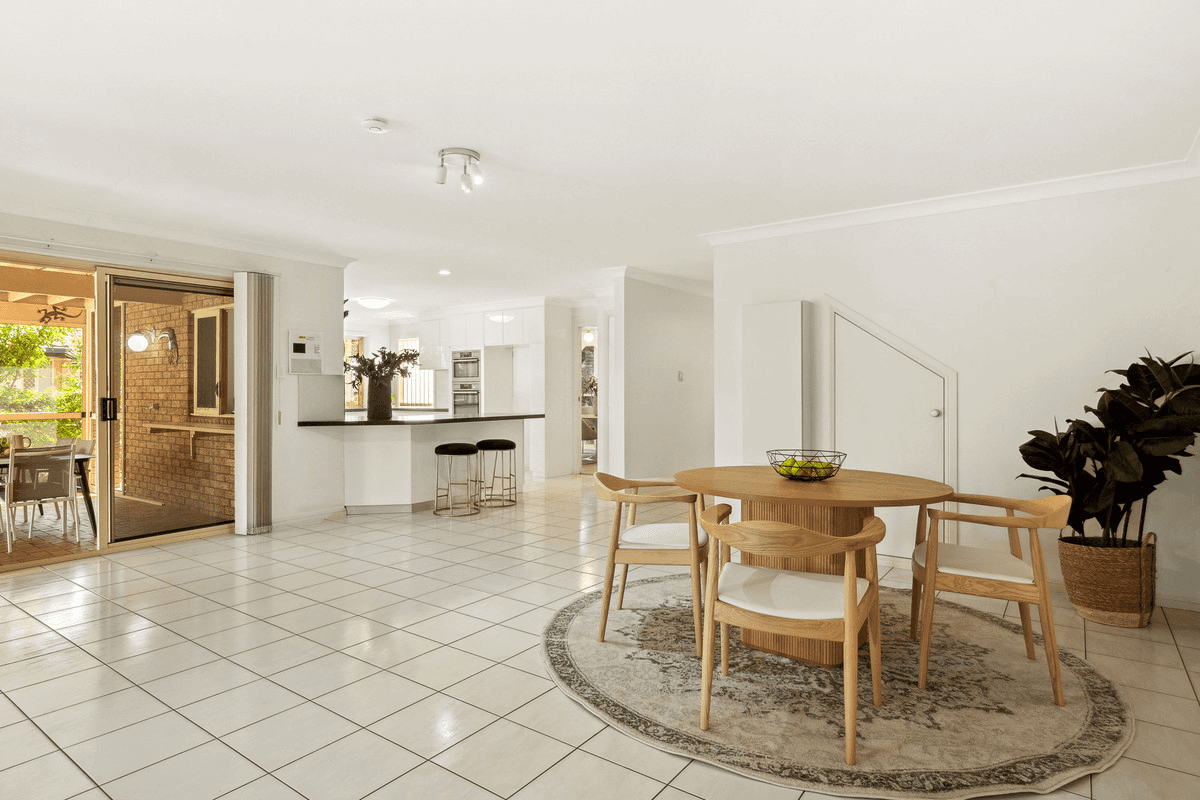 209 Mount Ommaney Drive, Mount Ommaney, QLD 4074