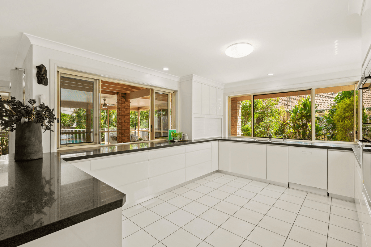 209 Mount Ommaney Drive, Mount Ommaney, QLD 4074