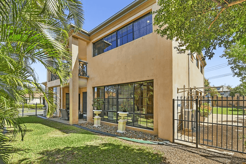 16 Cascade Avenue, Benowa, QLD 4217