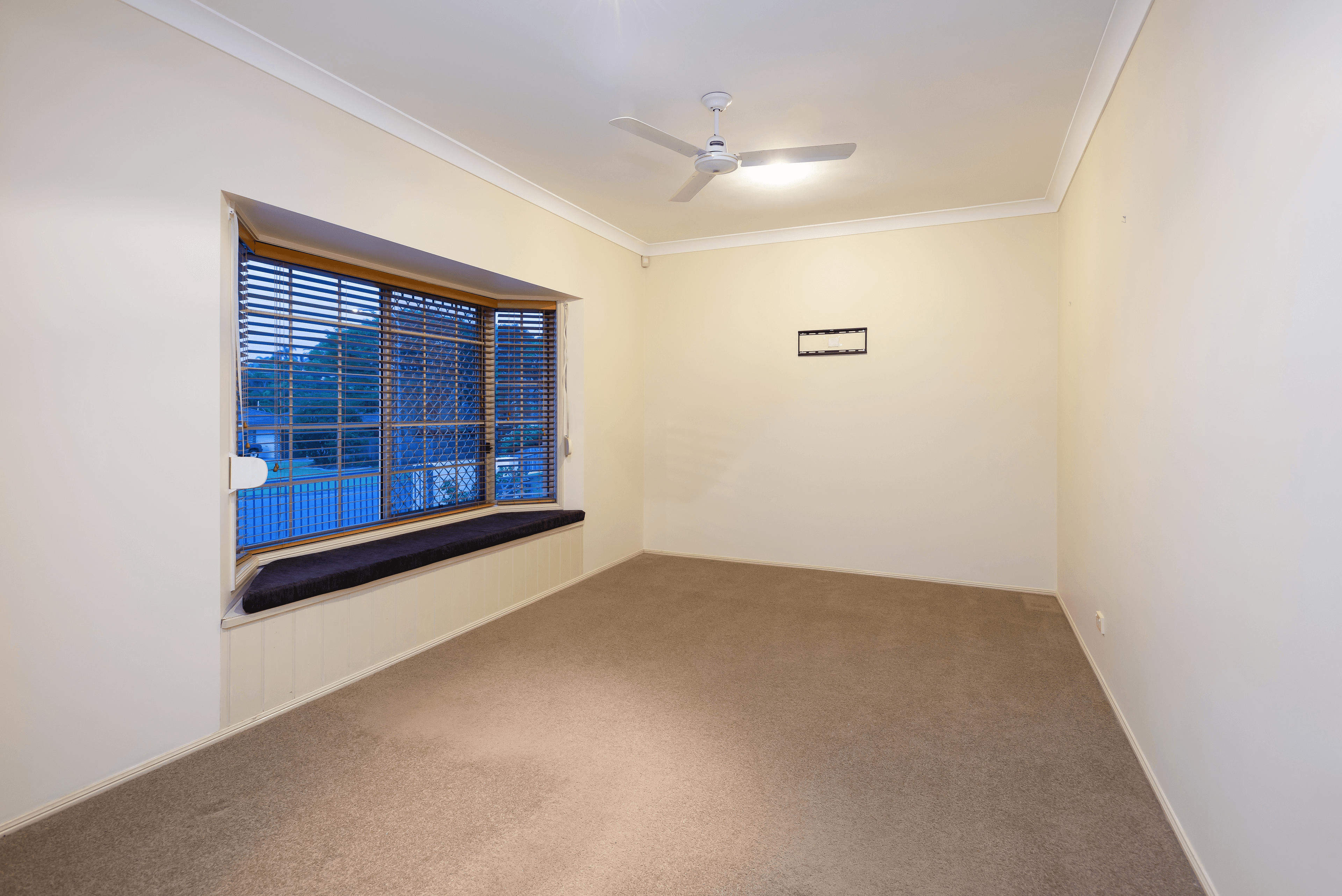 37 Lowanna Drive, Ashmore, QLD 4214