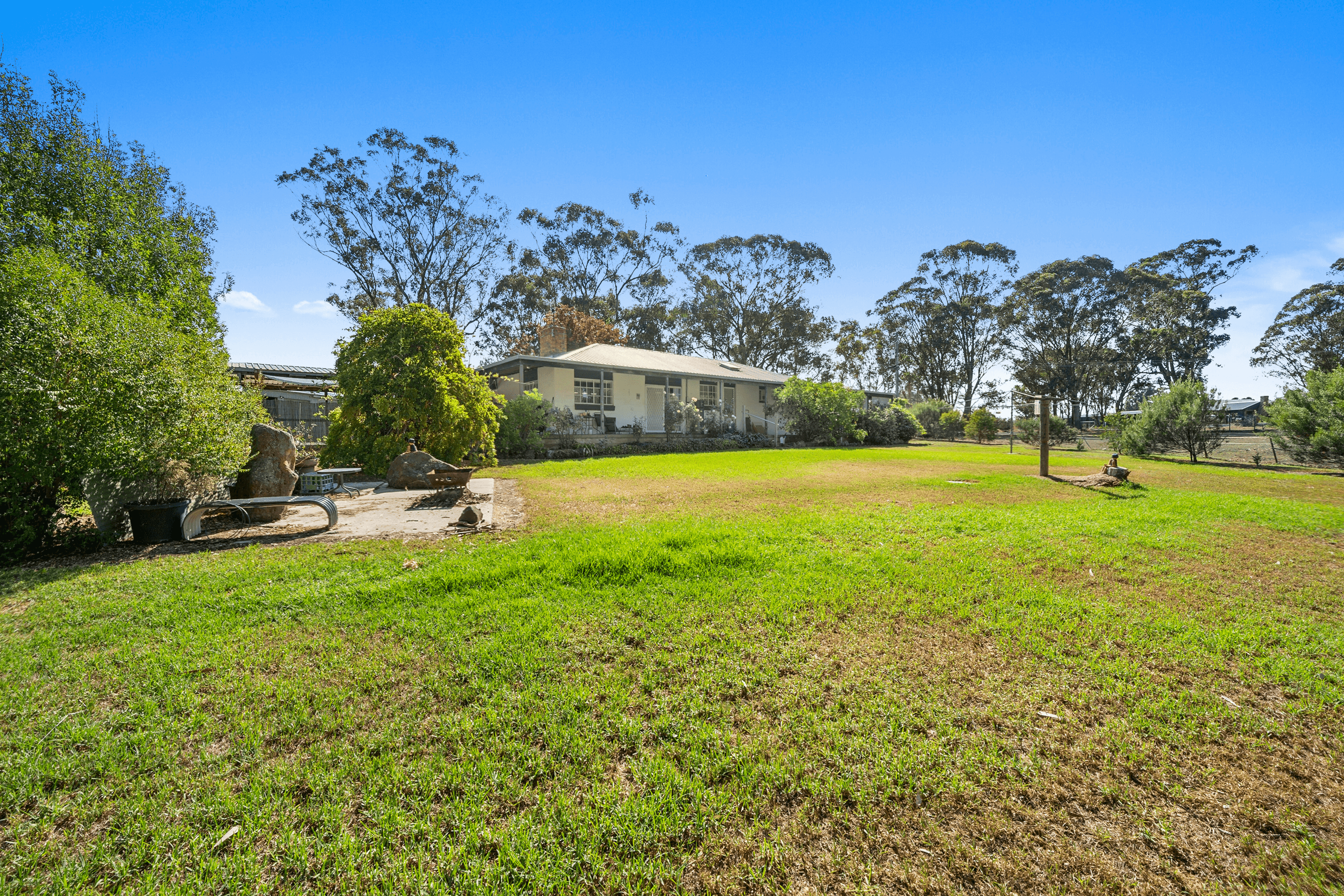 120 HIGHLANDS ROAD, SEYMOUR, VIC 3660