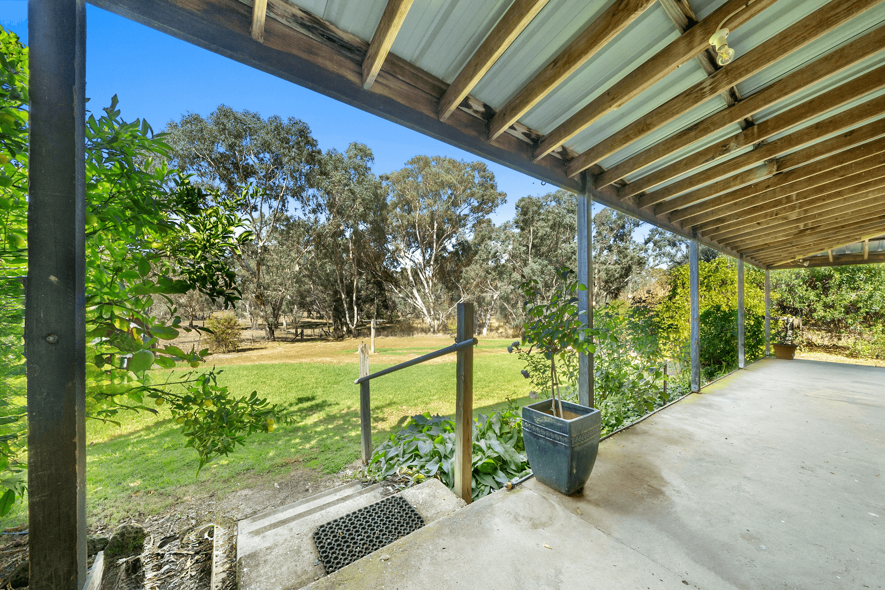 120 HIGHLANDS ROAD, SEYMOUR, VIC 3660