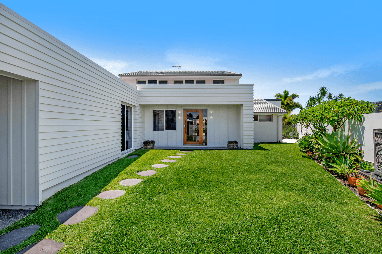 10 Moola Court, BROADBEACH WATERS, QLD 4218