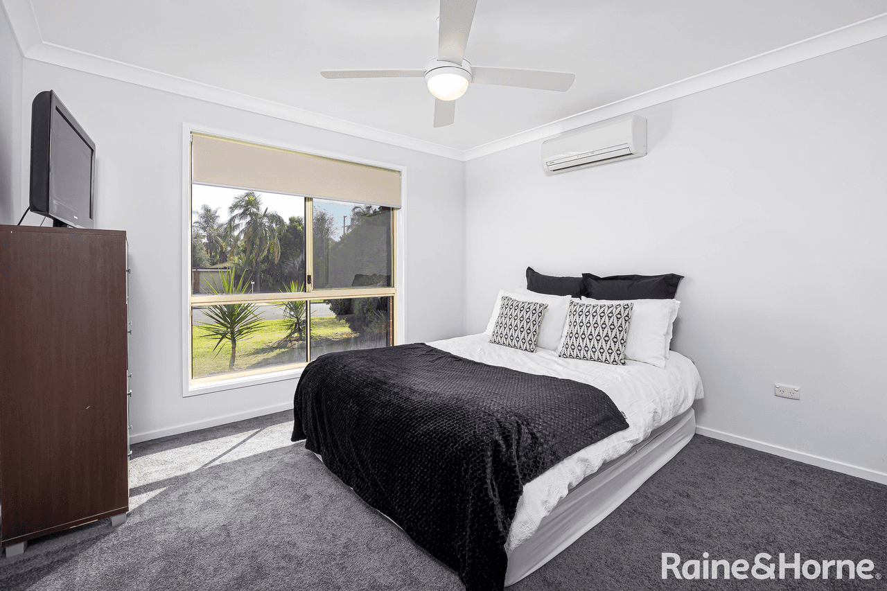 8 Bamarook Crescent, GLENFIELD PARK, NSW 2650