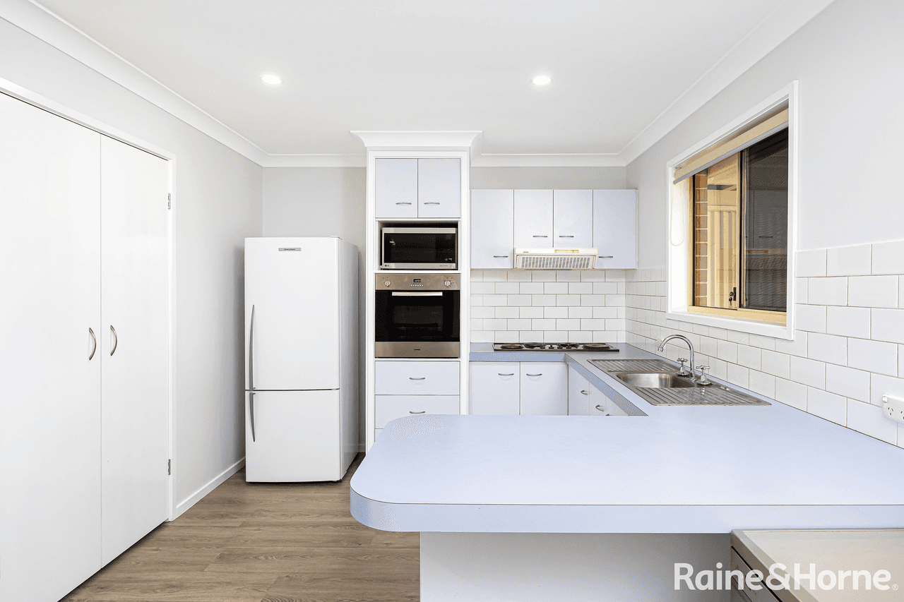 8 Bamarook Crescent, GLENFIELD PARK, NSW 2650