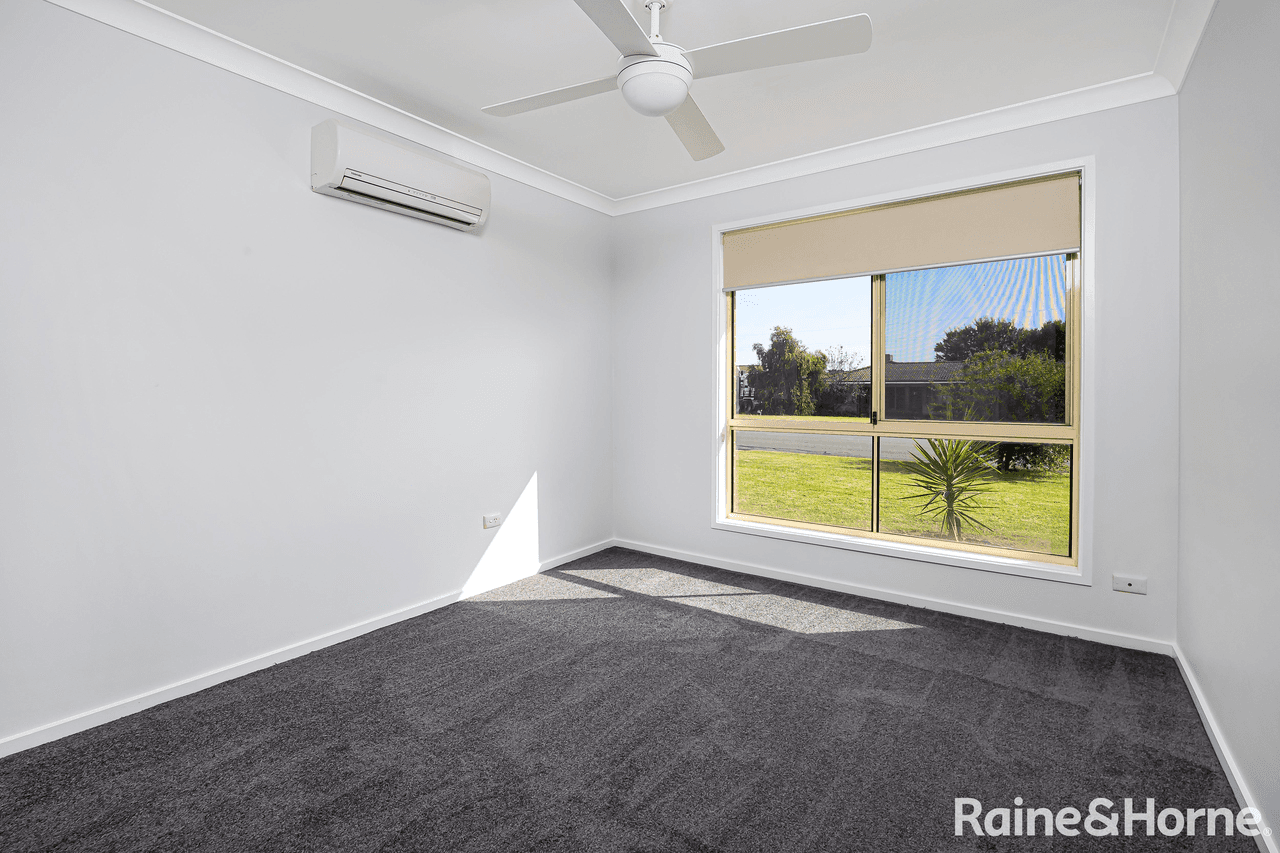 8 Bamarook Crescent, GLENFIELD PARK, NSW 2650