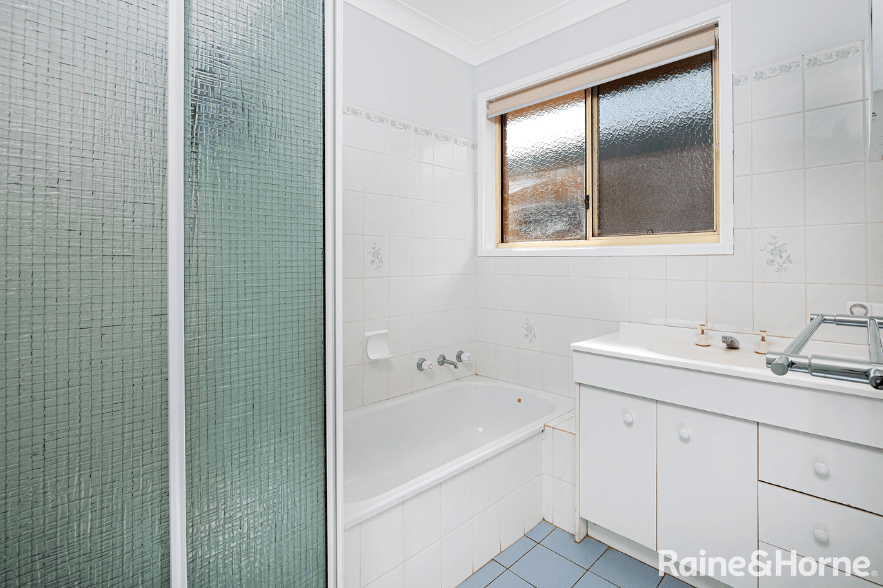 8 Bamarook Crescent, GLENFIELD PARK, NSW 2650