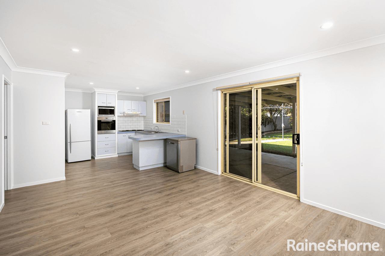 8 Bamarook Crescent, GLENFIELD PARK, NSW 2650