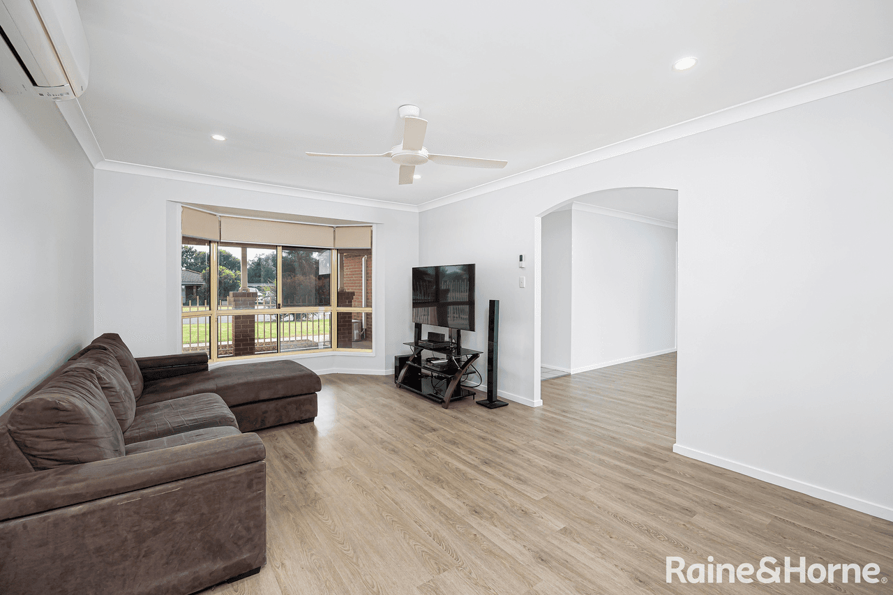 8 Bamarook Crescent, GLENFIELD PARK, NSW 2650