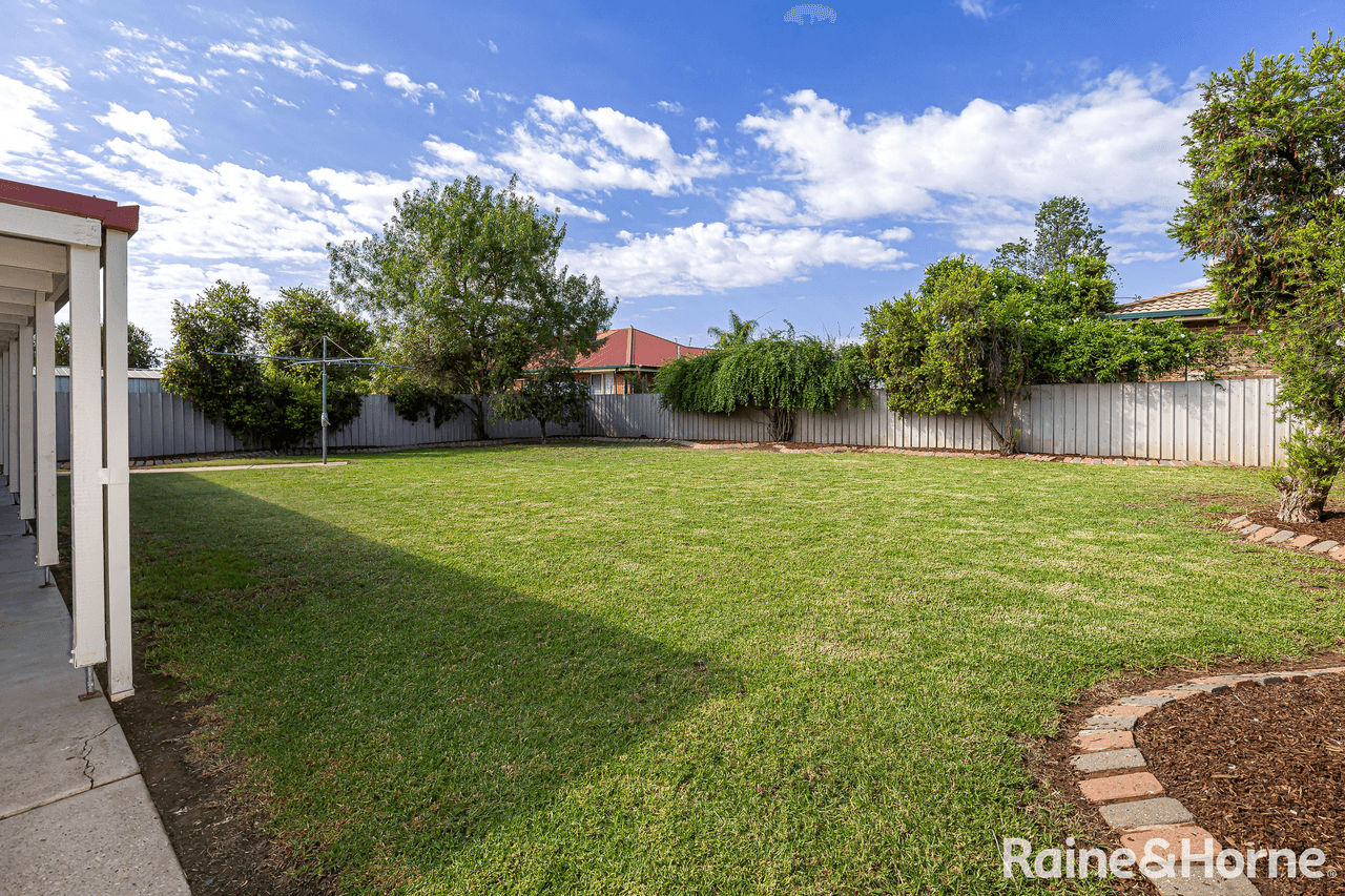 8 Bamarook Crescent, GLENFIELD PARK, NSW 2650