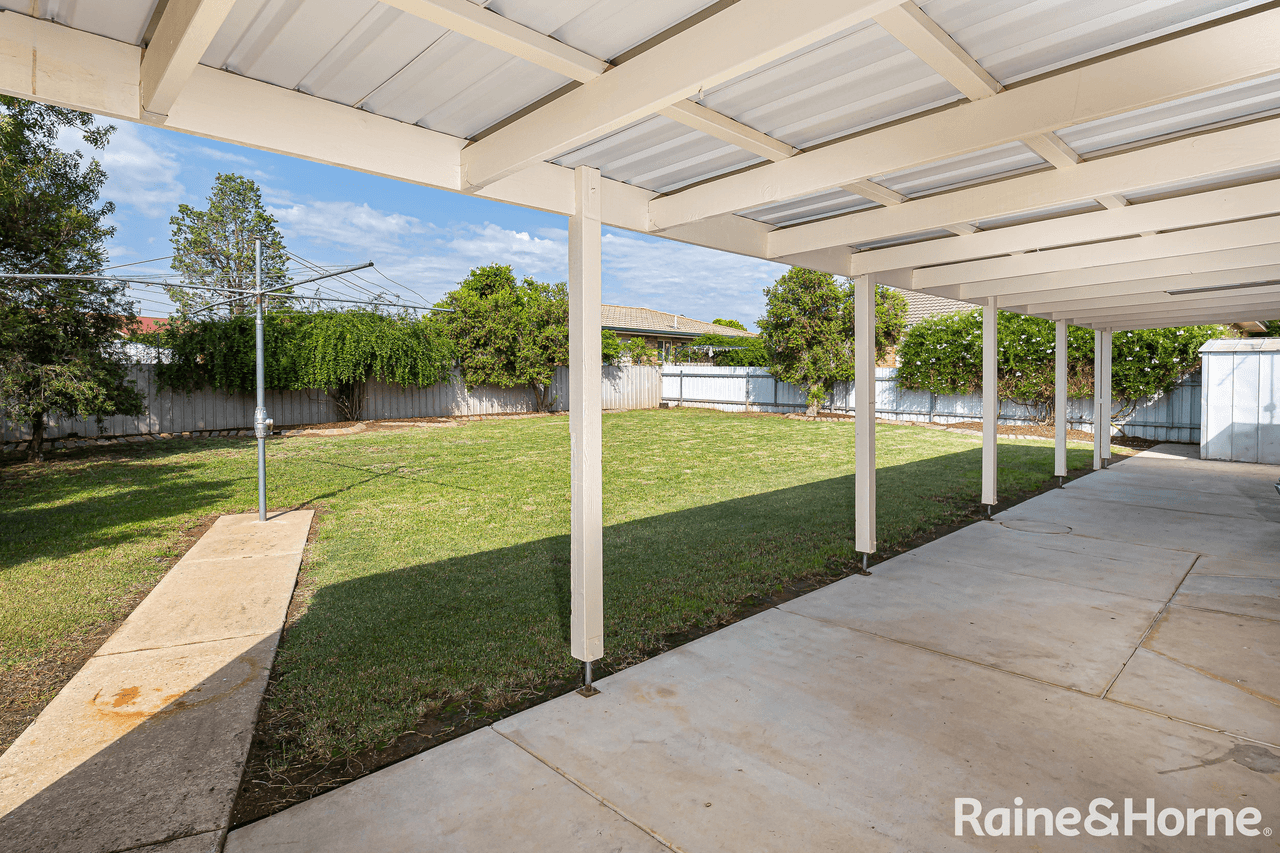 8 Bamarook Crescent, GLENFIELD PARK, NSW 2650