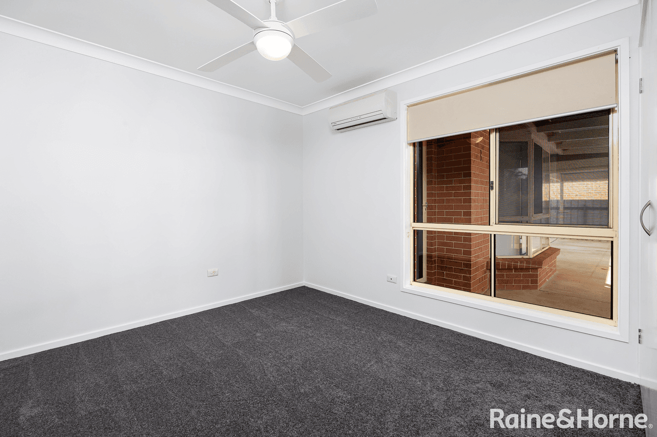 8 Bamarook Crescent, GLENFIELD PARK, NSW 2650