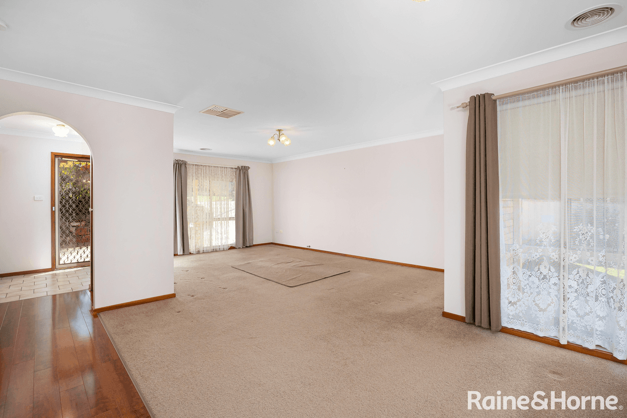 11 Roberts Way, KOORINGAL, NSW 2650