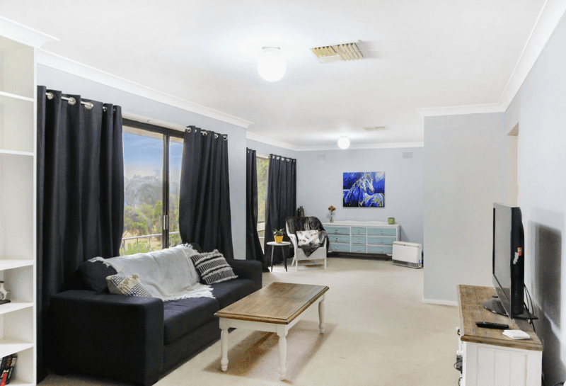 79 Leavenworth Drive, Mount Austin, NSW 2650