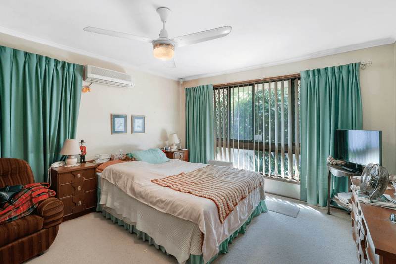 9 Holland Court, BROADBEACH WATERS, QLD 4218