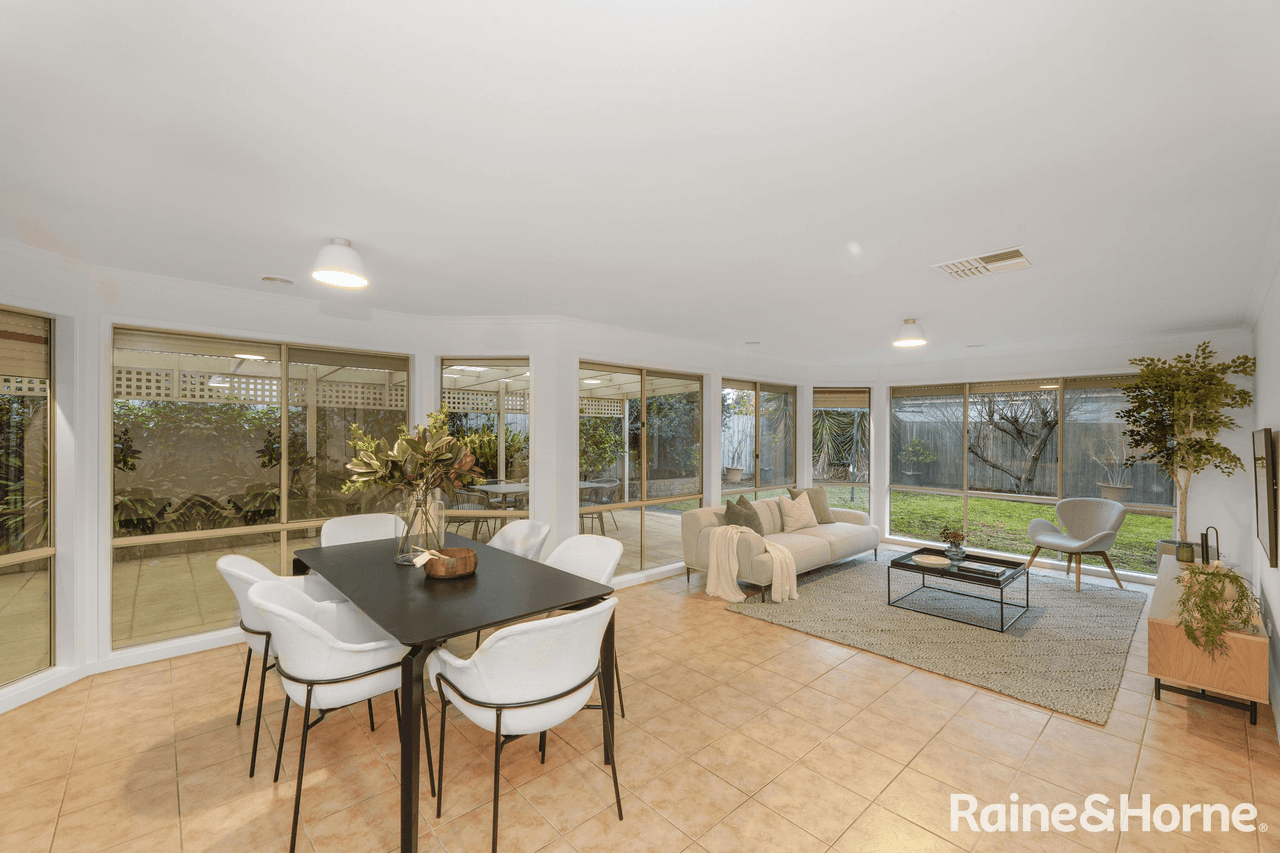 4 Collins Street, TAYLORS HILL, VIC 3037