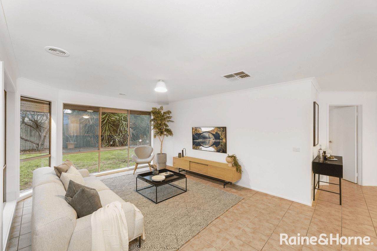 4 Collins Street, TAYLORS HILL, VIC 3037