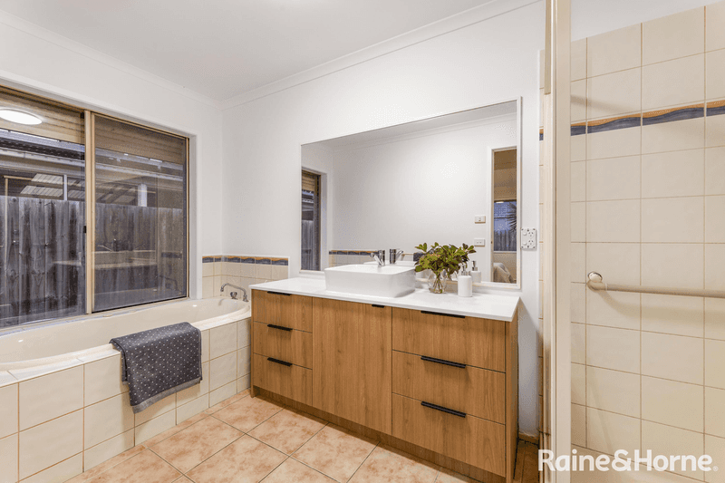 4 Collins Street, TAYLORS HILL, VIC 3037