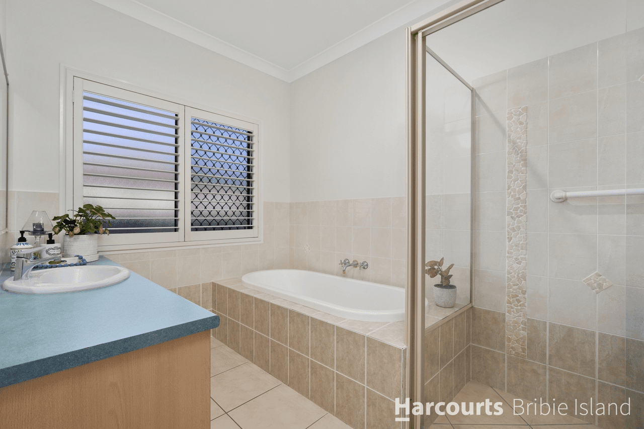 11 Bilinga Court, SANDSTONE POINT, QLD 4511