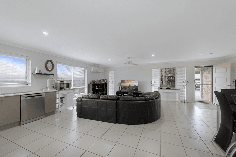 8 Regency Road, MOORE PARK BEACH, QLD 4670