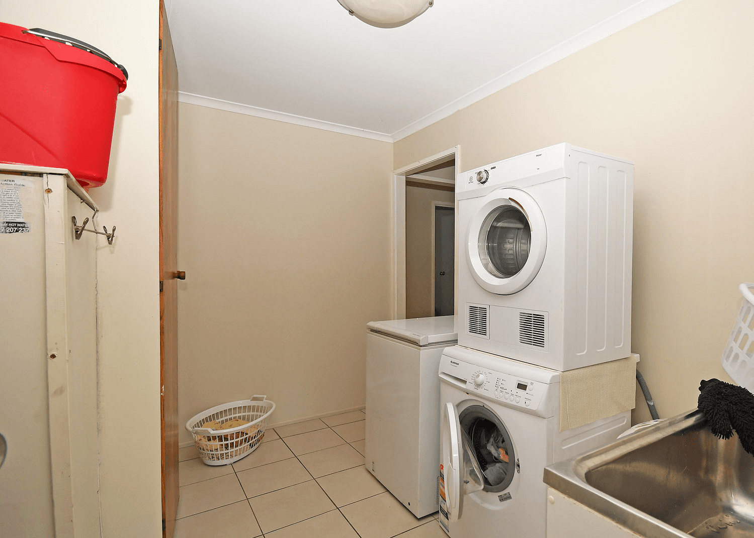 11 Southerden Street, TORQUAY, QLD 4655