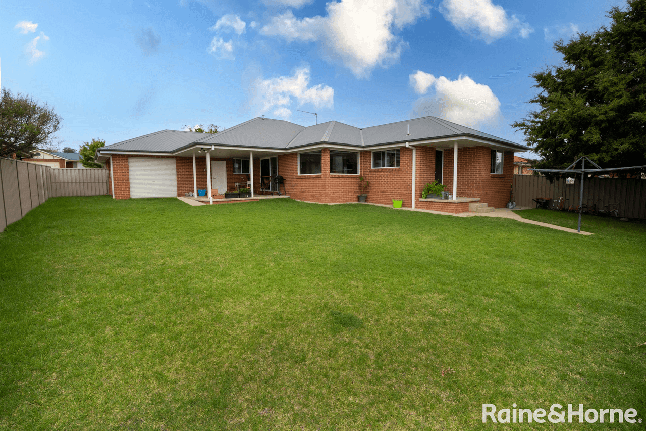 11 Yarrawah Crescent, BOURKELANDS, NSW 2650