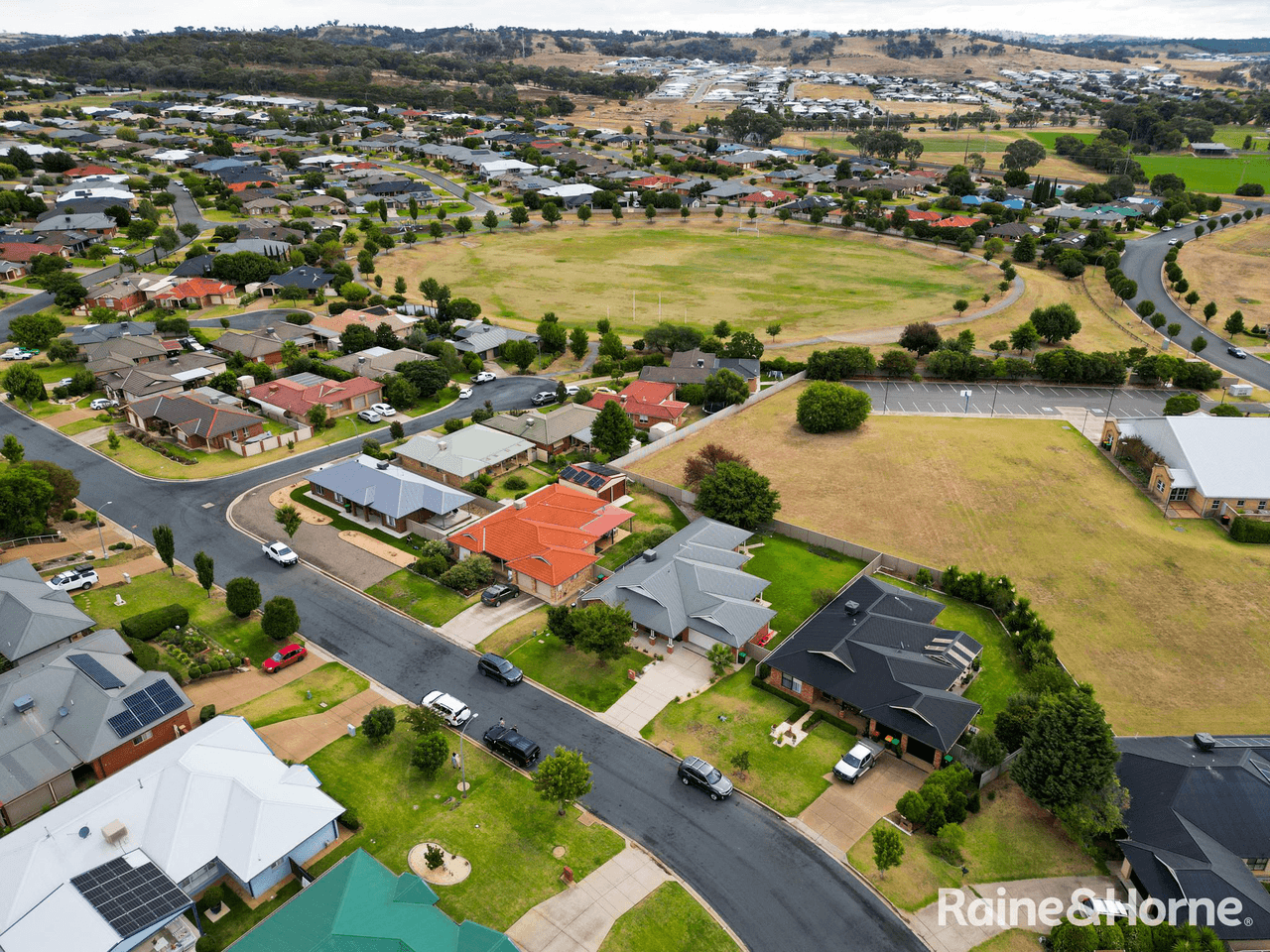 11 Yarrawah Crescent, BOURKELANDS, NSW 2650