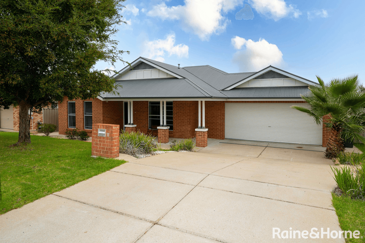 11 Yarrawah Crescent, BOURKELANDS, NSW 2650