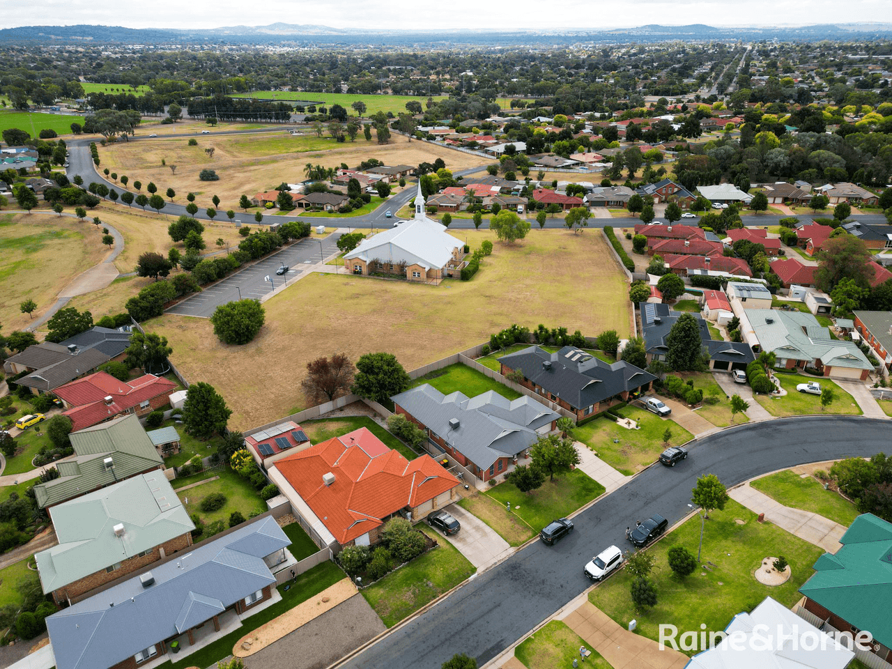 11 Yarrawah Crescent, BOURKELANDS, NSW 2650