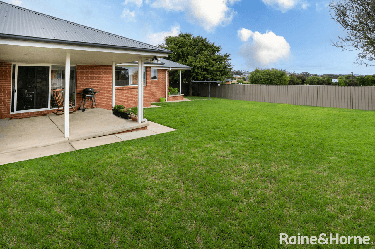 11 Yarrawah Crescent, BOURKELANDS, NSW 2650