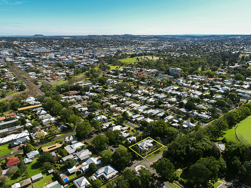 2 Queen Street, EAST TOOWOOMBA, QLD 4350