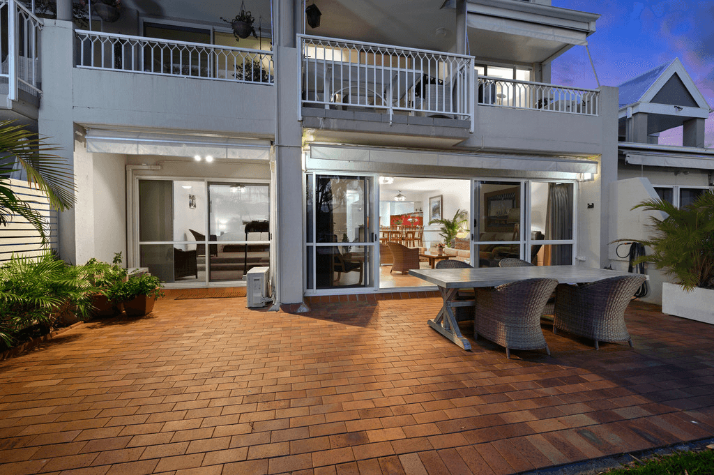 2/3 Marina Crescent, HOLLYWELL, QLD 4216