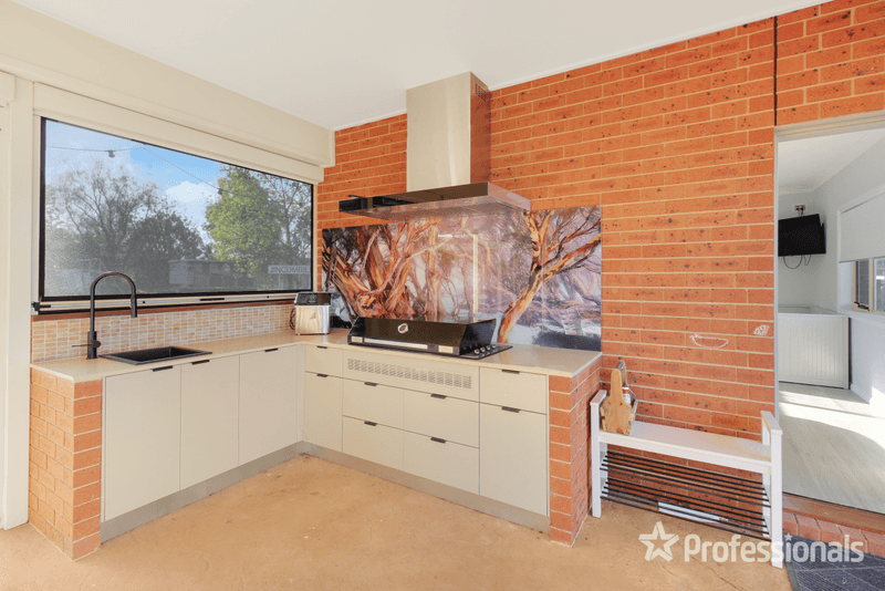 31 Gregadoo Road, LAKE ALBERT, NSW 2650