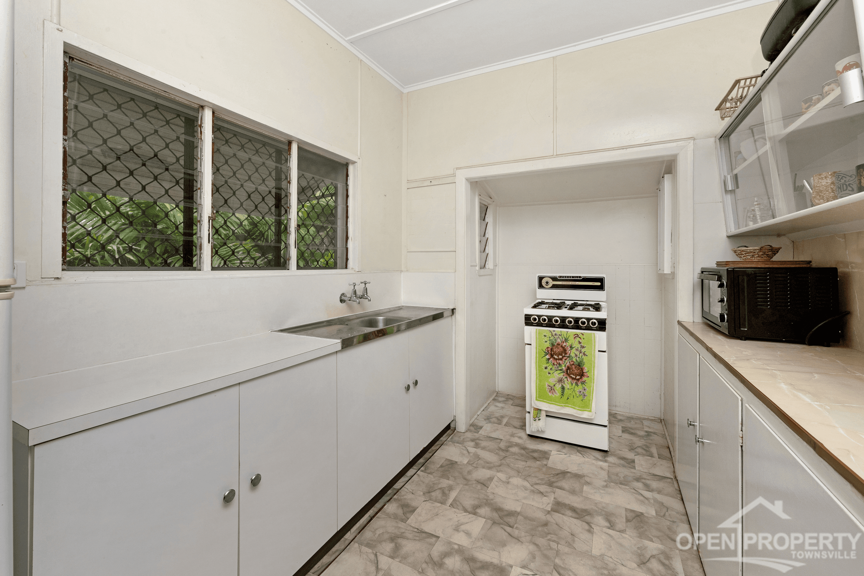 25 Harold St, West End, QLD 4810